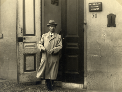 221998 Afbeelding van directeur E.D. Blauw van de Stadsschouwburg (Vredenburg 70) te Utrecht, bij de artiesteningang.